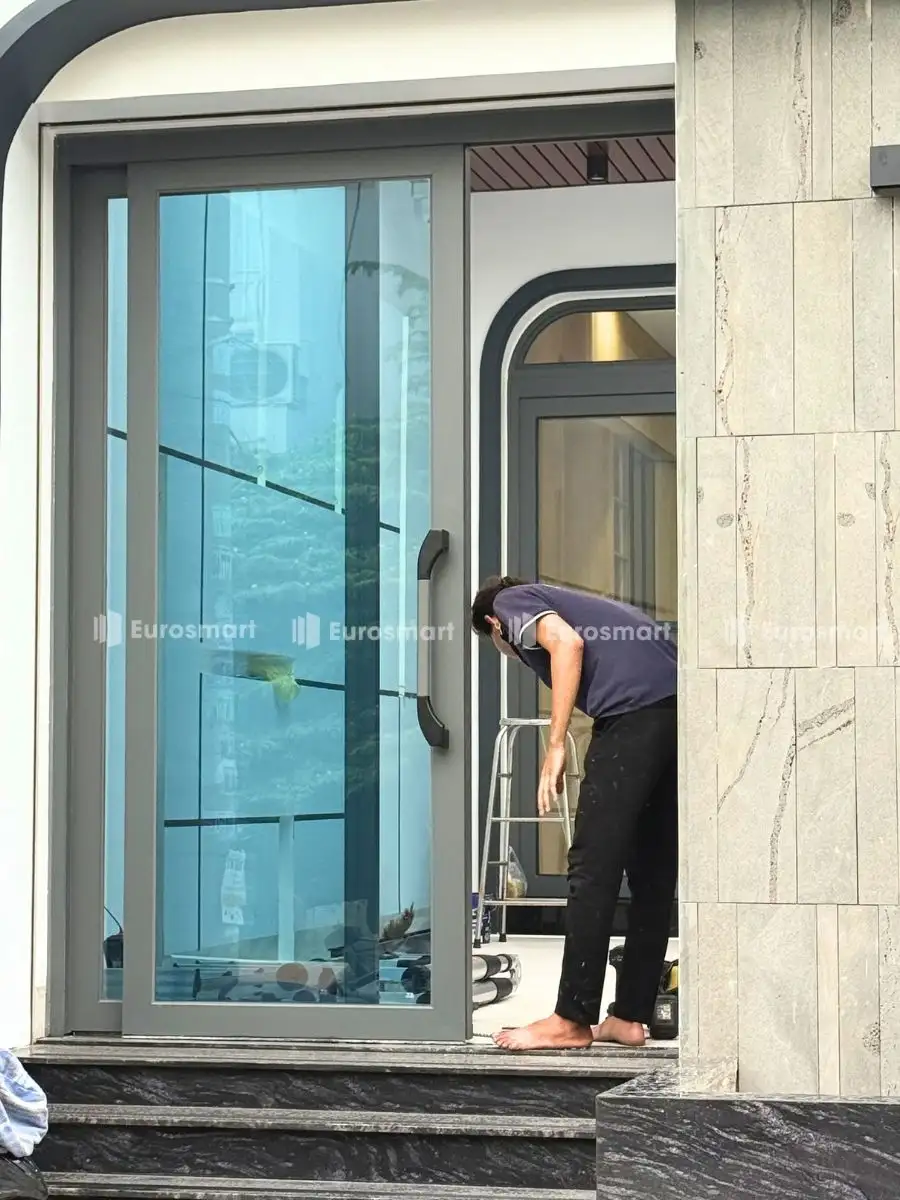 Cửa trượt quay 2 cánh màu ghi xám 1